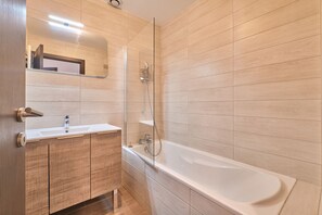 Shower - Apartment 'Marmotte 101' with Mountain View, Private Terrace and Balcony (Les Deux Alpes)