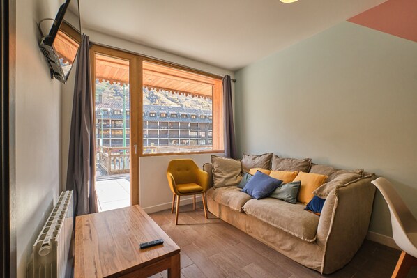 TV - Apartment 'Marmotte 101' with Mountain View, Private Terrace and Balcony (Les Deux Alpes)