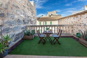 Outdoor dining - Holiday Home 'Casa Típica Mallorquina A La Zona' with Private Garden and Air Conditioning (Sa Pobla)
