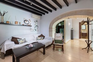 TV, video games - Holiday Home 'Casa Típica Mallorquina A La Zona' with Private Garden and Air Conditioning (Sa Pobla)