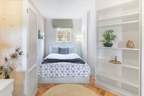 3 slaapkamers, een strijkplank/strijkijzer, gratis wifi, beddengoed