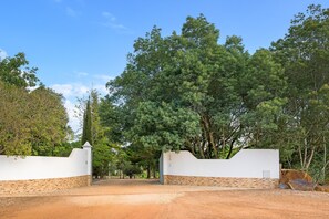 Property grounds - Holiday Home 'Canto Do Sol - Selão Da Eira' with Sea View, Shared Pool and Wi-Fi (S.Teotónio)