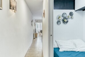 1 bedroom, bed sheets