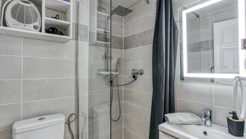 Ducha, secador de pelo, toallas