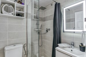 Ducha, secador de pelo, toallas