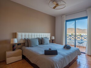 3 slaapkamers, een strijkplank/strijkijzer, gratis wifi, beddengoed