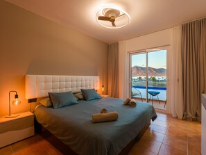 3 slaapkamers, een strijkplank/strijkijzer, gratis wifi, beddengoed