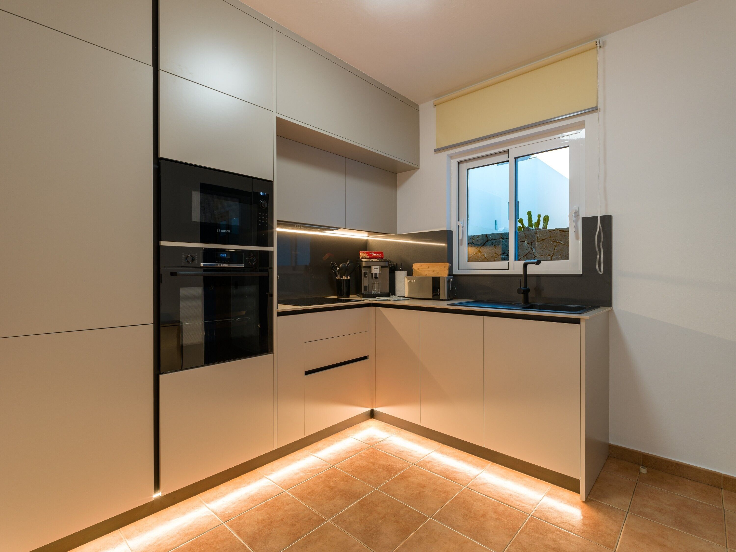 Wasserkocher mit Kaffee-/Teezubehör, Kühlschrank, Mikrowelle, Ofen