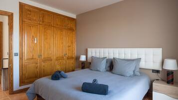 3 bedrooms, iron/ironing board, free WiFi, bed sheets