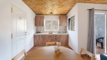 Frigorífico, microondas, placa de cocina y cafetera o tetera