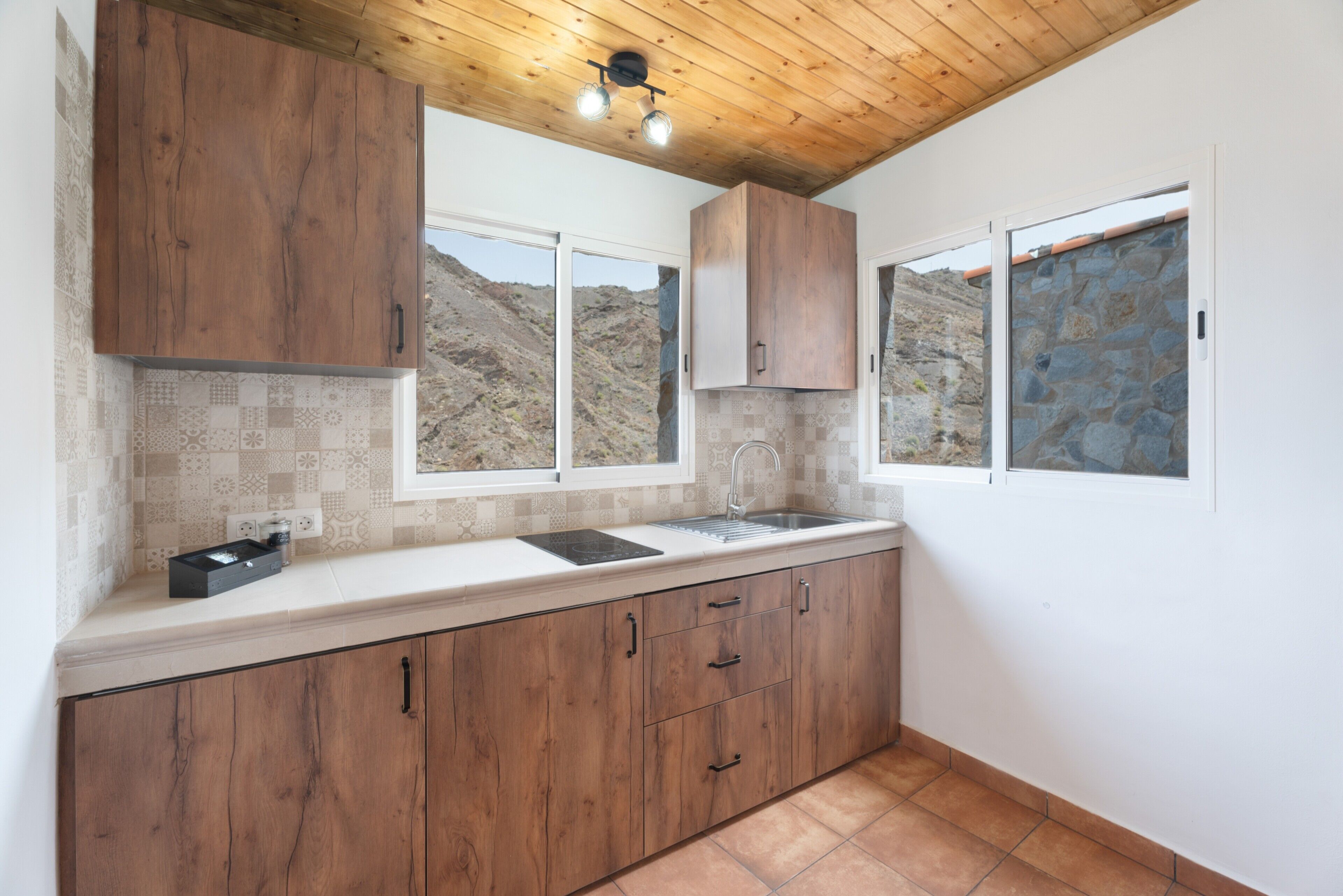 Kühlschrank, Mikrowelle, Herdplatte, Wasserkocher mit Kaffee-/Teezubehör