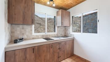 Kühlschrank, Mikrowelle, Herdplatte, Wasserkocher mit Kaffee-/Teezubehör