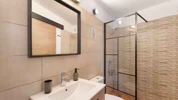 Shower, hair dryer, towels