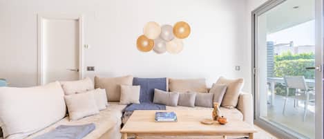 Un salon moderne avec un canapé, une table basse et des éléments de décoration murale.