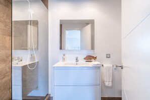 シャワー、ヘアドライヤー、タオル