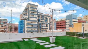 A rooftop terrace with artificial grass and a geometric pattern of stepping stones. - Awesome apartment in Fuengirola (Fuengirola)