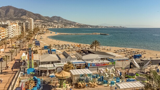 A coastal cityscape with a beach, a pier, and a variety of buildings including a hotel and a play zone. - Awesome apartment in Fuengirola (Fuengirola)