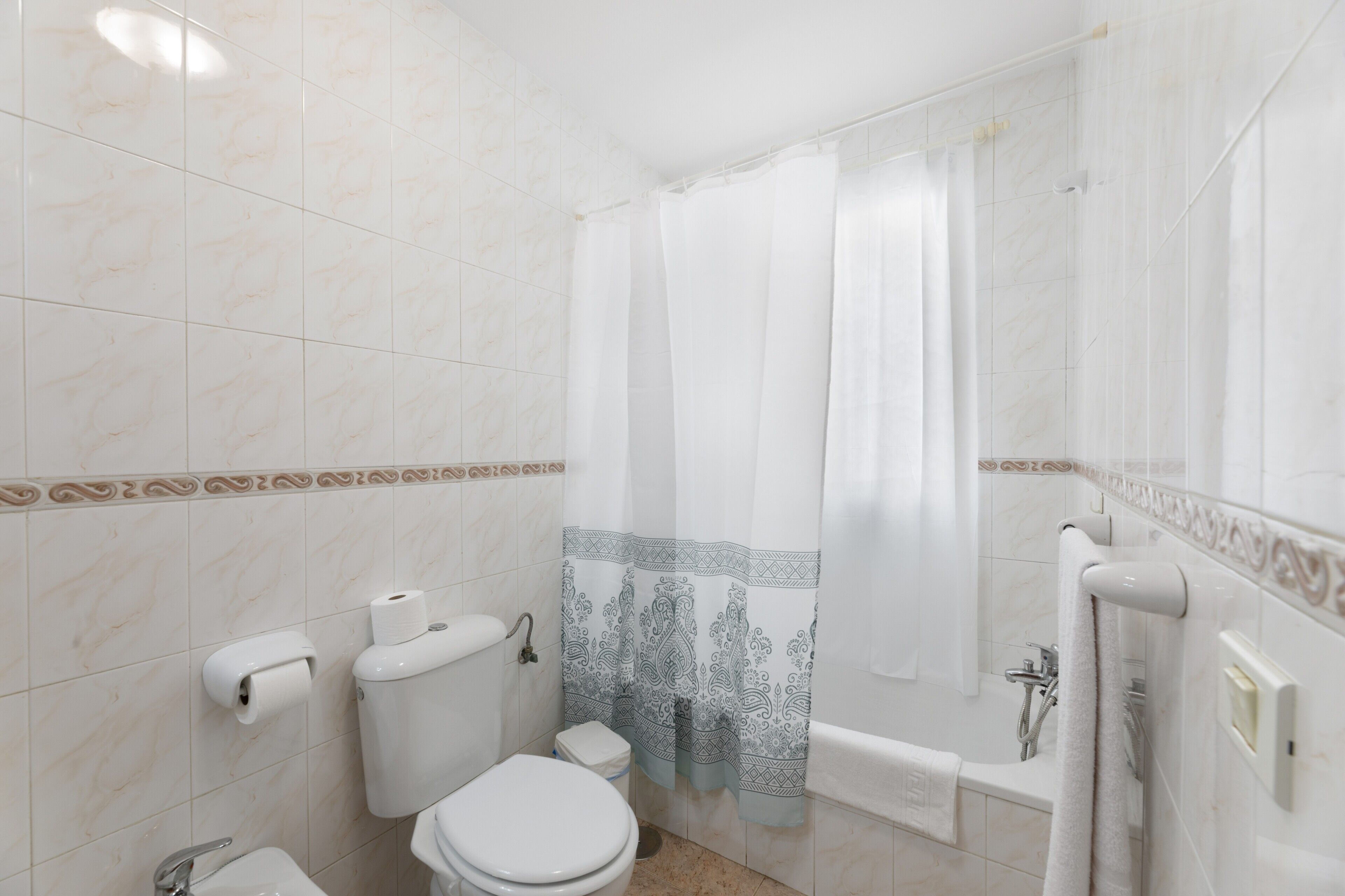Een douche, een haardroger, handdoeken