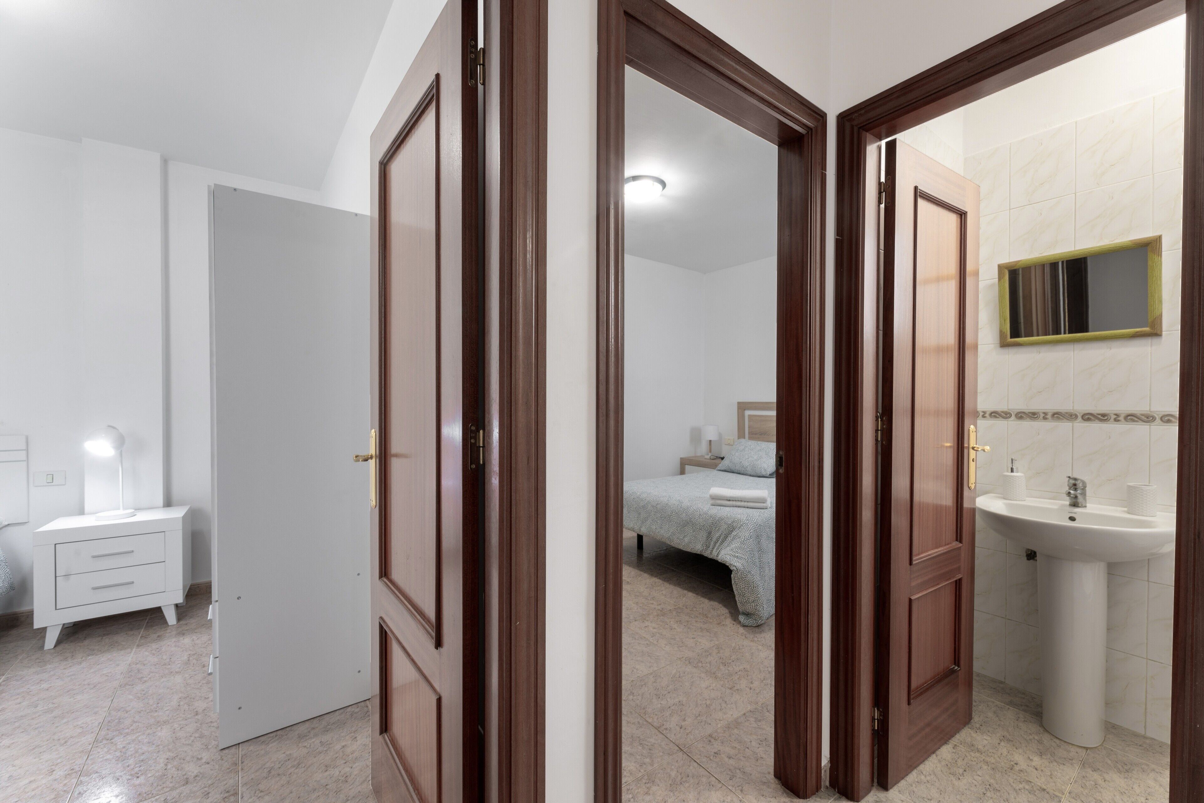 3 室のベッドルーム、WiFi (無料)、ベッドシーツ