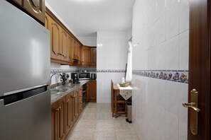 Kühlschrank, Mikrowelle, Herdplatte, Wasserkocher mit Kaffee-/Teezubehör