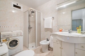 Een douche, handdoeken