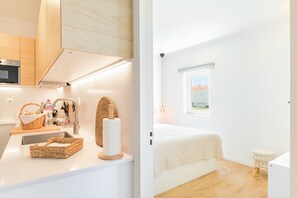 Kylskåp, mikrovågsugn, ugn och kaffe- och tebryggare