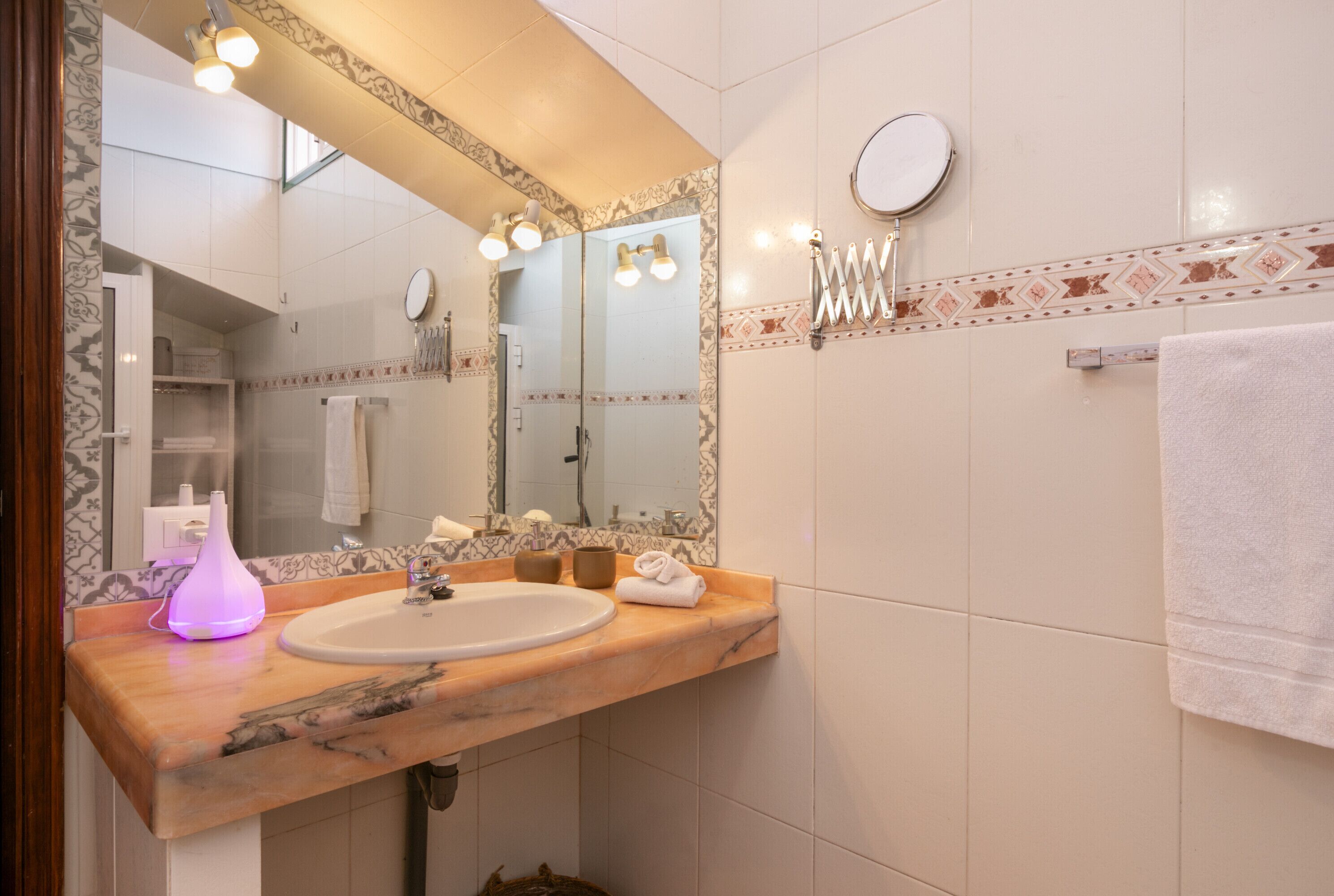 Een douche, een haardroger, handdoeken