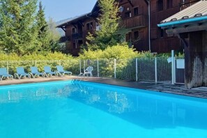Indoor pool, a heated pool - Apartment 'Les Fermes De Samoëns' with Mountain View, Shared Pool and Balcony (Samoëns)