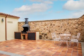 Outdoor dining - Country House 'Casa Rural Doña Manuela' with Private Terrace, Private Garden and Wi-Fi (VALDEMIERQUE)