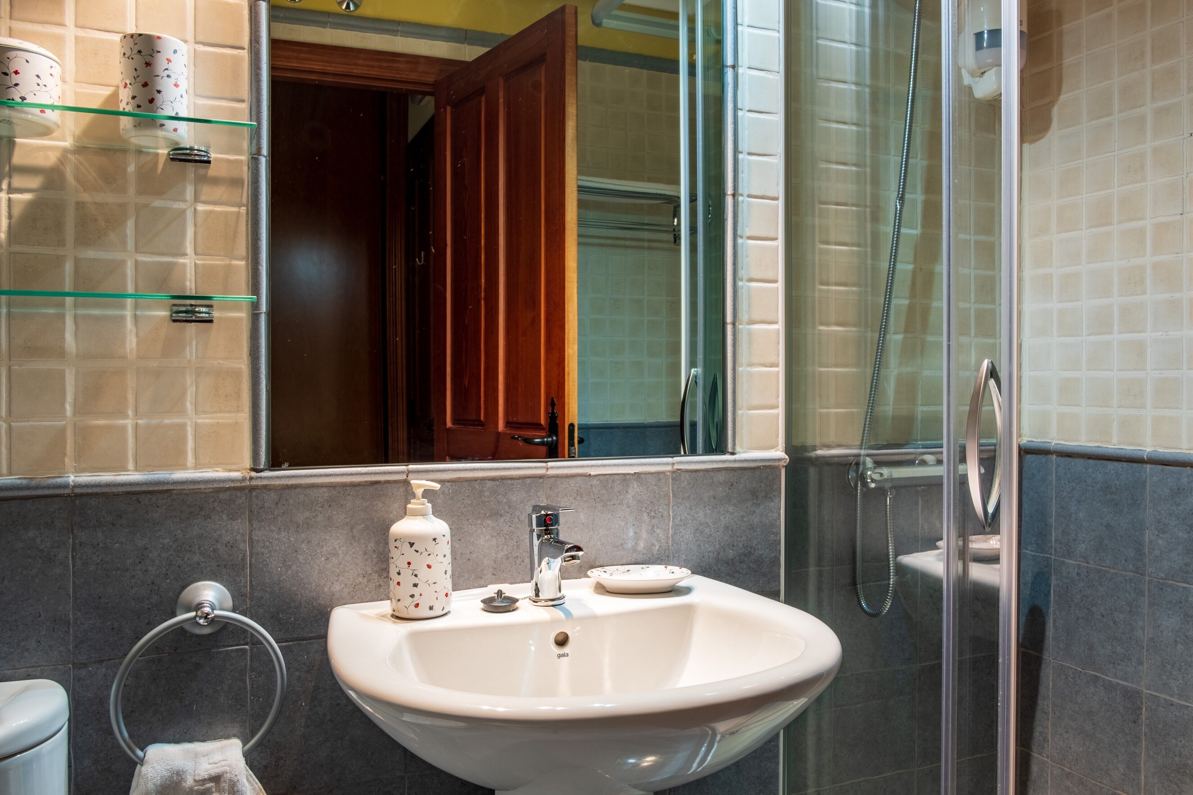 Een douche, een haardroger, handdoeken
