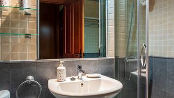 Een douche, een haardroger, handdoeken