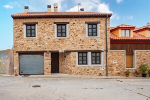 Exterior - Country House 'Casa Rural Doña Manuela' with Private Terrace, Private Garden and Wi-Fi (VALDEMIERQUE)