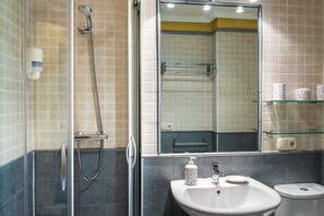 Douche, sèche-cheveux, serviettes fournies