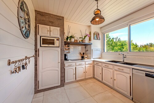 Holiday Home 'Maison Avec Spa À 700m De La Plage' with Private Terrace, Private Garden and Wi-Fi