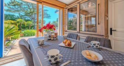 Holiday Home 'Maison Avec Spa À 700m De La Plage' with Private Terrace, Private Garden and Wi-Fi