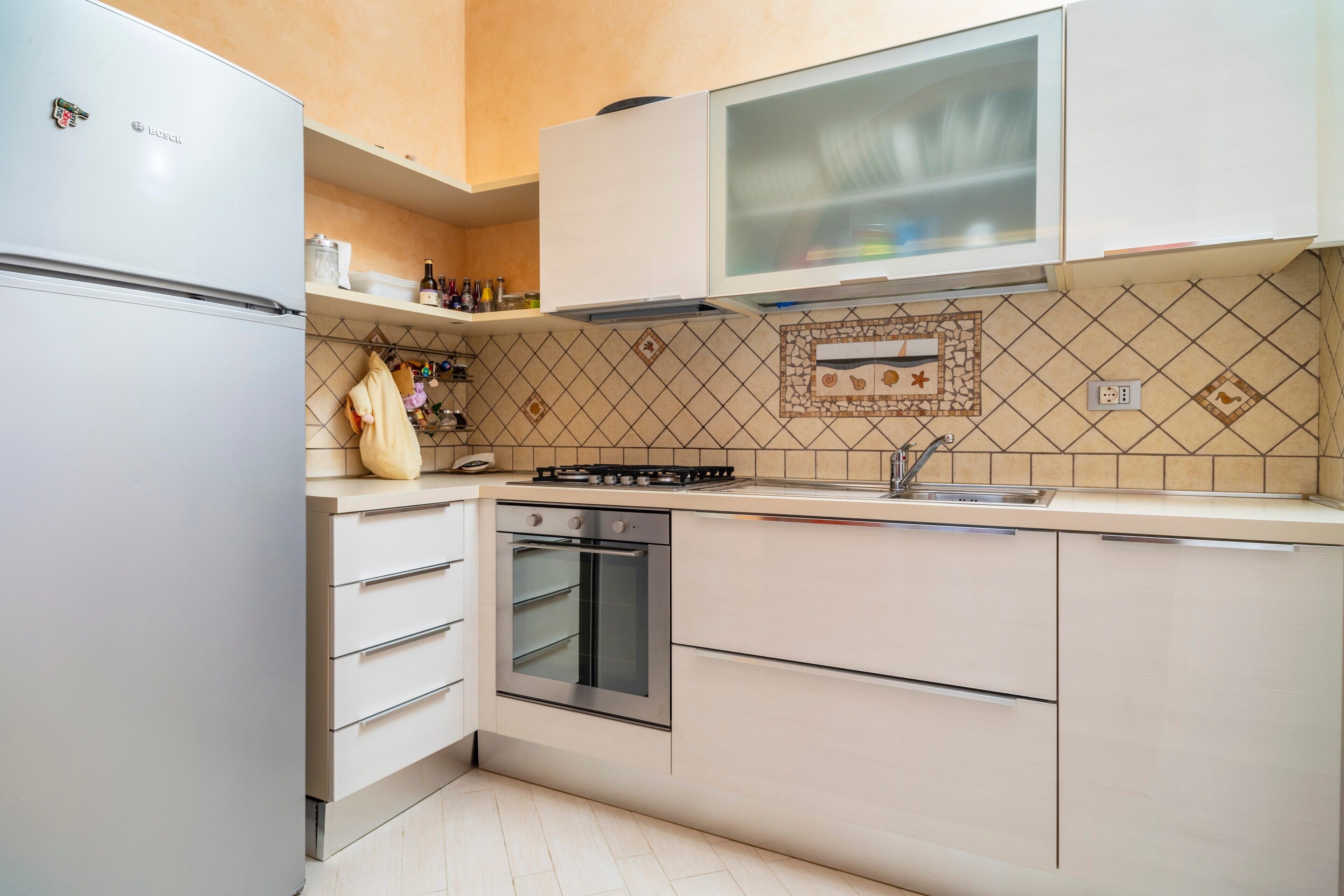 Coffee/tea maker, fridge, oven, stovetop
