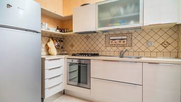 Coffee/tea maker, fridge, oven, stovetop