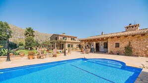 A swimming pool with a stone building and a mountain in the background. - Villa 'Toni Mosca' with Mountain View, Wi-Fi and Air Conditioning (Pollensa / Pollença)