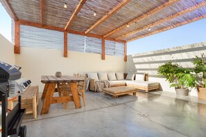 Outdoor dining - Holiday Villa 'Casa Marea - With Hot Tub' with Sea View, Pool and Wi-Fi (Corralejo)