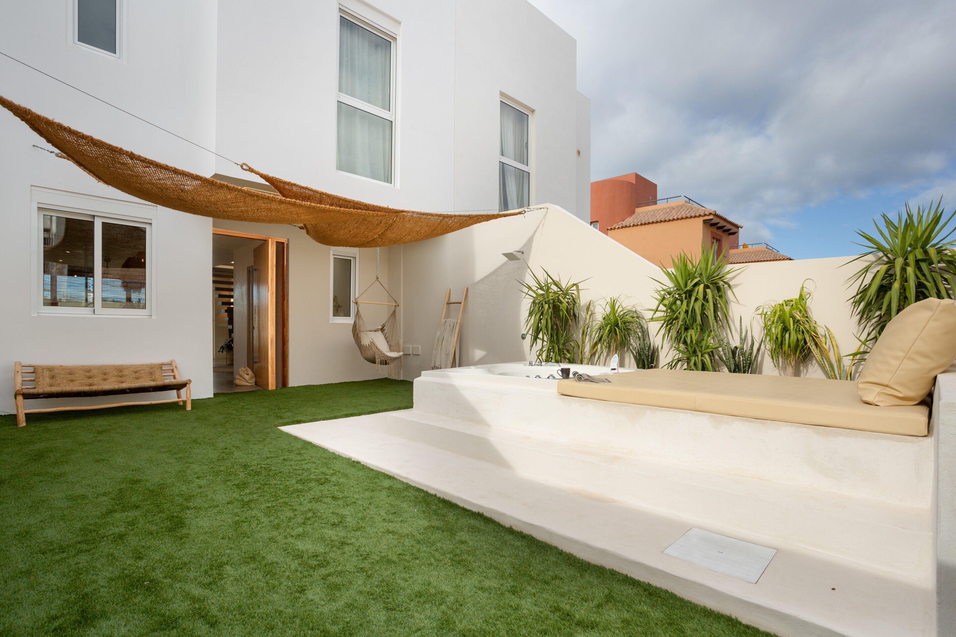 Bañera de hidromasaje al aire libre