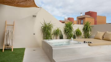 Bañera de hidromasaje al aire libre