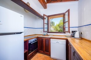 Kühlschrank, Mikrowelle, Wasserkocher mit Kaffee-/Teezubehör