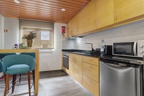 Fridge, microwave, oven, stovetop - Holiday Home 'Casa Da Capela' with Mountain View, Wi-Fi and Air Conditioning (Entre Ambos-os-Rios)