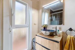 Shower, hair dryer, towels