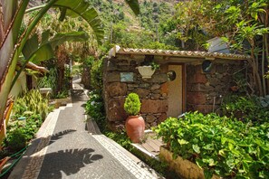 Property grounds - Room 'Suite Bela Vigia 2' with Shared Pool, Shared Garden and Wi-Fi (Jardim do Mar)