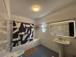 Shower, hair dryer, towels - Room 'Suite Bela Vigia 1' with Shared Pool, Shared Garden and Wi-Fi (Jardim do Mar)