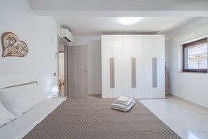 3 slaapkamers, een strijkplank/strijkijzer, gratis wifi, beddengoed