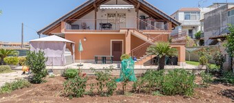 Villa Segesta holiday flat with terrace, WiFi and air conditioning