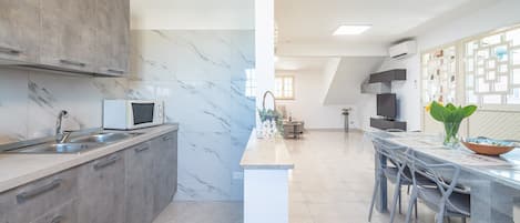 Kylskåp, mikrovågsugn, ugn och spishäll