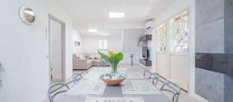 Villa Segesta holiday flat with terrace, WiFi and air conditioning